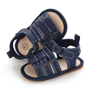 Detail von dunkelblauen Baby-Lauflernsandalen mit weicher rutschfester Sohle und Klett