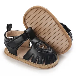Vue détaillée de sandales noires pour bébé avec découpe en cœur et semelle souple