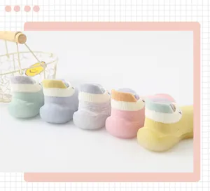 Vue rapprochée de chaussures chaussettes tricotées pour bébés avec semelles souples en gomme
