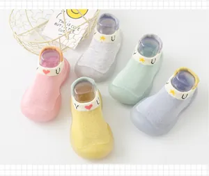Détail montrant cinq variantes de couleurs de chaussures de marche souples pour bébé