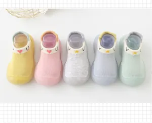 Ensemble de chaussures chaussettes bébé colorées avec semelle souple et broderie mignonne