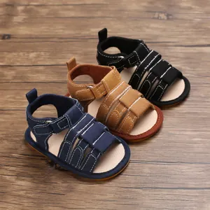 Set rutschfeste Baby-Lauflernsandalen mit weicher Sohle in Dunkelblau, Braun und Schwarz.