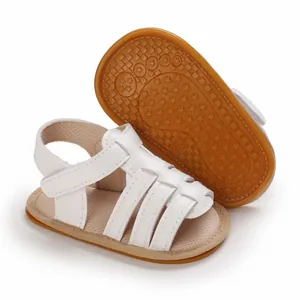 Nahaufnahme von weißen Baby-Lauflern-Sandalen mit rutschfester Sternen-Gummisohle