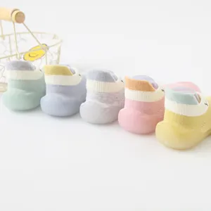 Chaussures chaussettes pastel mignonnes pour bébé avec semelles souples antidérapantes.