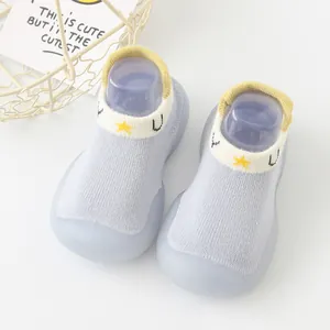 Chaussures de marche pour bébé à semelle souple avec tige en maille bleue et étoile.
