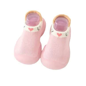 Chaussures chaussettes tricotées roses pour bébés avec broderie cœur et semelle souple
