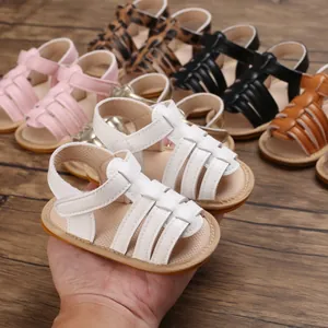 Weiche Baby Lauflern-Sandalen in verschiedenen Farben mit rutschfester Gummisohle.