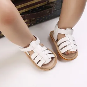 Detailansicht der weißen Lauflernschuhe für Kleinkinder mit rutschfester Gummisohle.