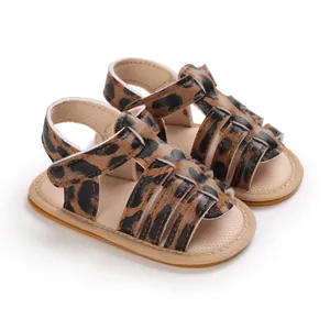 Detailansicht von Baby-Lauflernschuhen mit Leopardenmuster und rutschfester Gummisohle.