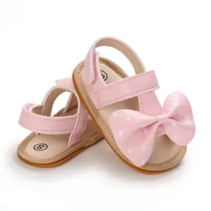 Sandalias rosas para bebé niña con lazo de lunares blancos y suela blanda