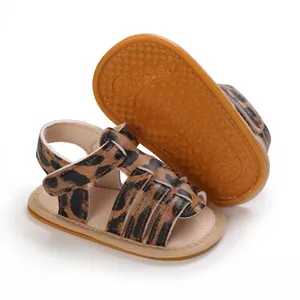 Nahaufnahme des Leopardenmusters und der rutschfesten Gummisohle dieser Baby-Sandalen.