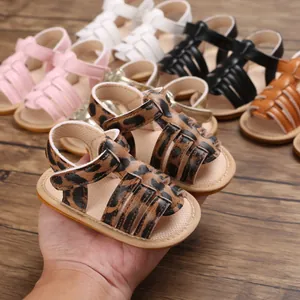Detailansicht von Baby-Sandalen mit Leopardenmuster, rutschfester Gummisohle und Klettverschluss
