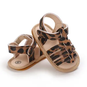 Nahaufnahme modischer Baby-Sandalen mit Leopardenmuster, weichen Gummisohlen und Klettverschluss
