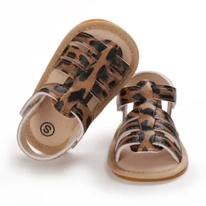 Detailansicht der Lauflernschuhe für Babys mit Leopardenmuster und weicher Gummisohle