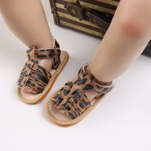 Nahaufnahme von stylischen Babysandalen mit Leopardenmuster und rutschfester Gummisohle