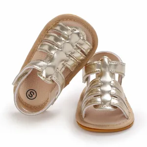 Detail der champagnergoldenen Metallic-Optik und der rutschfesten Gummisohle von Babyschuhen
