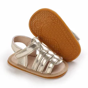 Detailansicht goldener Babysandalen mit rutschfester Gummisohle und Sternenmuster