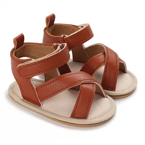 Vue détaillée de sandales marron pour bébé avec semelle souple et brides croisées