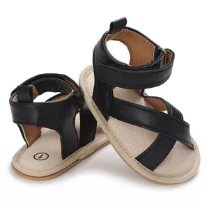 Gros plan de sandales noires élégantes pour bébé avec semelles souples et velcro croisé