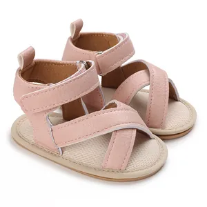 Détail de sandales roses pour bébé à semelle souple avec fermeture velcro réglable