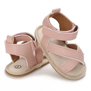 Vue détaillée de sandales roses pour bébé à brides croisées avec semelles souples