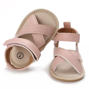 Sandales de marche roses pour bébé avec brides croisées et semelles en caoutchouc souples