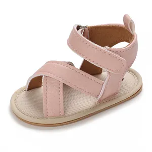 Sandales souples pour bébé avec des brides croisées roses et fermeture velcro