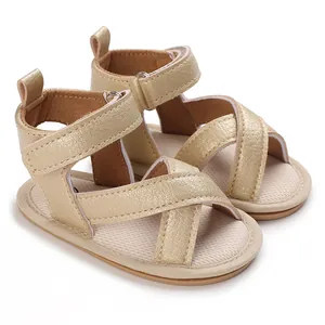 Vue latérale détaillée de sandales dorées pour bébés avec semelles souples et velcro