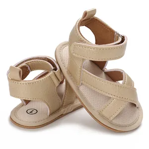 Vue détaillée de sandales dorées pour bébé avec fermeture velcro et semelle souple