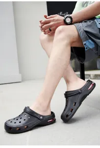 Sabots noirs pour hommes avec coussin d'air et perforations pour l'été et plage