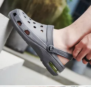 Gros plan sur des sabots gris pour hommes avec coussin d'air et bride