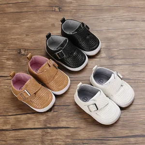 Gruppenanzeige von drei Paaren weicher Baby-Lauflernschuhe in Schwarz, Braun und Weiß.