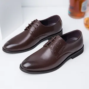 Chaussures de ville classiques en cuir marron pour hommes avec des lacets élégants