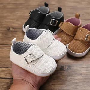 Détail de chaussures de marche pour bébé à semelle souple avec texture tissée fine