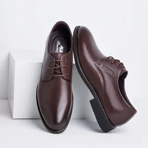 Chaussures classiques en cuir marron pour hommes avec lacets et bout rond poli