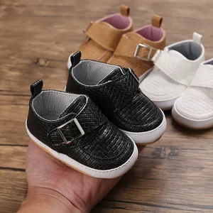 Gros plan de chaussures de marche souples pour bébé avec texture tressée et boucle