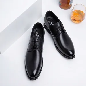 Chaussures de ville classiques en cuir noir pour hommes avec lacets et semelle souple