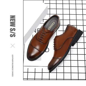 Λεπτομέρεια από καφέ δερμάτινα oxfords με ραμμένο cap-toe σε ασπρόμαυρο μοτίβο πλέγματος