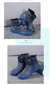 Vista dettagliata di stivaletti in pelle blu con fodera in pile e bottoni decorati