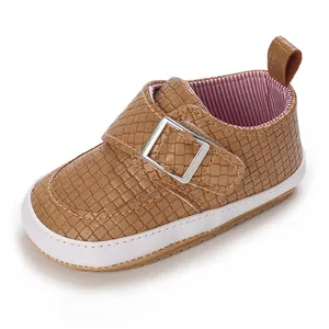 Vue latérale détaillée d'une chaussure de marche pour bébé marron à semelle souple