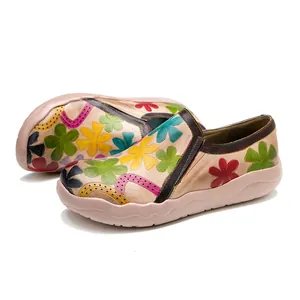 Detalle de zapatos retro de mujer con estampado floral hecho a mano y suela ligera.