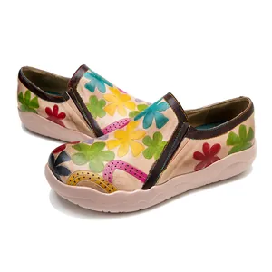 Vista detallada de zapatos retro con estampado floral para mujer y suela gruesa ondulada