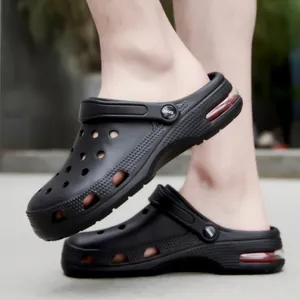 Sabots noirs pour hommes avec coussin d'air pour la plage et l'été.