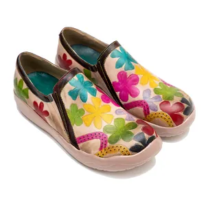 Mocasines planos vintage de cuero con estampado floral colorido y costuras a mano