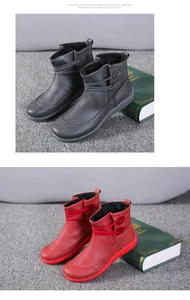 Due paia di eleganti stivaletti invernali in grigio e rosso con calda fodera interna.