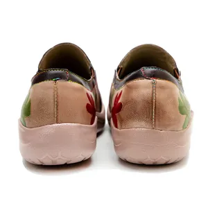 Vista trasera de zapatos planos vintage con estampado floral y detalles cosidos
