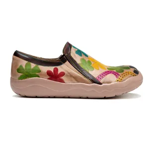 Vista lateral de zapatos retro con estampado floral para mujer y suela plana suave.
