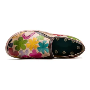 Vista detallada de alta calidad de mocasines de cuero vintage con diseño floral