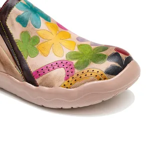 Primer plano de la parte superior de cuero con flores retro y suela de goma ondulada