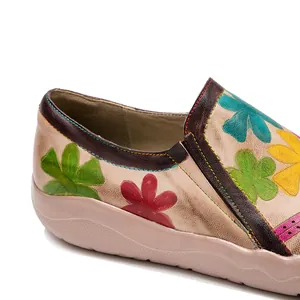 Detalle de zapato plano de mujer en cuero estampado retro con patrones de flores y costuras